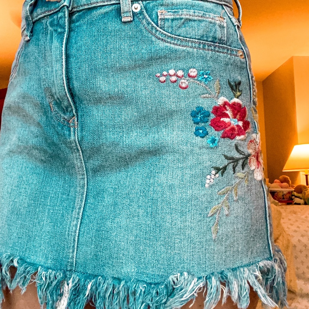 EXPRESS size 6 floral detailed denim skirt